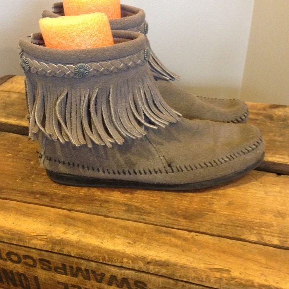 Minnetonka Shoes - Short Gray Minnetonka booties size 7